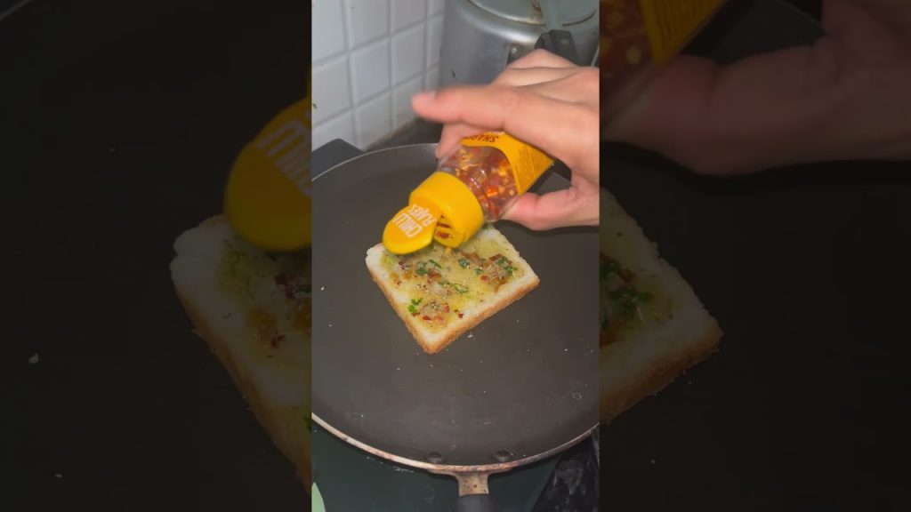 Cheese Garlic Bread 😋#viralvideo #garlicbread #garlic #trending #food #foodie #travel #blog #recipe